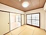 室内：リビング隣接の和室は毎日の暮らしに癒しと安らぎをもたらしてくれます  