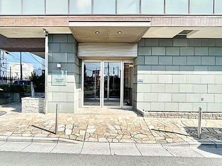 落ち着いた雰囲気のエントランス