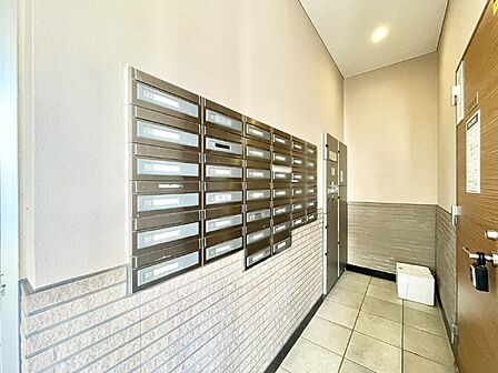 ポストはエントランス内にあるので雨に濡れず郵便が受け取れますね！