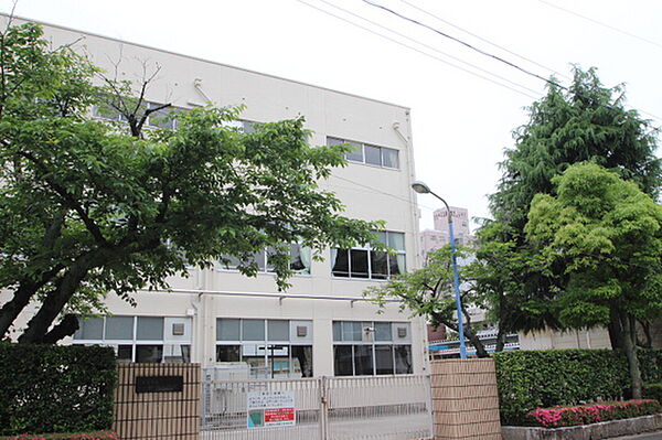 画像21:小学校「広島市立神崎小学校まで819ｍ」