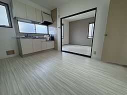 クレセンド楽々園　A棟 2階3DKのリビング/ダイニング