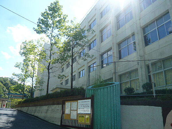 画像19:中学校「広島市立伴中学校まで1253ｍ」