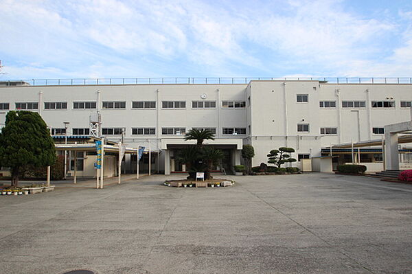 画像17:中学校「広島市立吉島中学校まで945ｍ」