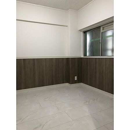 腰窓で机や家具の配置がしやすい洋室。子供部屋や書斎にもオススメです!(クロス前面張替え済)