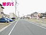 外観：前面道路も広々！南向きで日当たり、開放感良好です。 