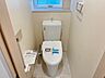 トイレ：【施工例】各フロア1カ所ずつシャワー機能付トイレを設置しており、忙しい朝の混雑も解消！ 