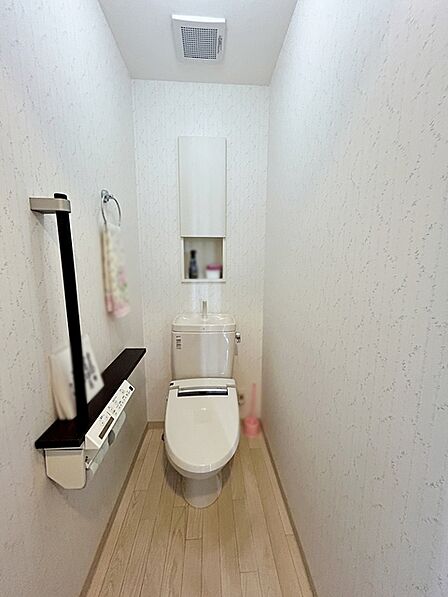 【トイレ】 温水洗浄機能の付いた快適なトイレ。白を基調とした明るいトイレは清潔感があり気持ちが良いですね。