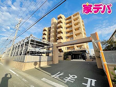 ドン・キホーテが近くて便利!収納スペースが充実の【2LDK】ご家族がゆったりと過ごせる広々としたLDKは33帖!採光・通風ともに良好な角部屋です。全居室収納完備でお部屋が広々使えます。