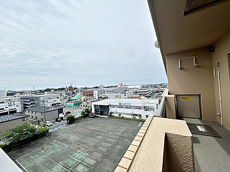 バルコニーからは街並みを望むことができ、外の空気を感じながら過ごせるスペースです。日常の中で外の景色を眺めることで気分転換もしやすく、ほどよい開放感も感じられます。