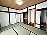 和室：【和室約6帖】 来客にも書斎にも、落ち着いた空間の独立和室。収納場所を設けて一つのお部屋としてご使用頂けます。（畳表替え済） 