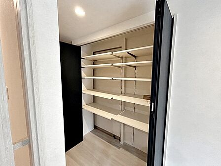【廊下収納】 廊下にある収納で、共用の荷物や日用品、季節用品などをまとめて管理できるため、各部屋に物が分散しにくくなります。