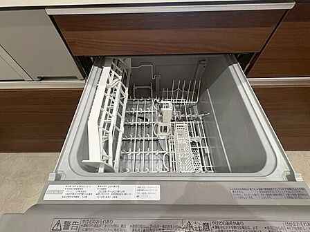 【食器洗浄乾燥機】食洗機付きで、食後の食器洗いの手間を軽減できるため、片付けにかかる時間を短縮しやすくなります。まとめて洗浄できるため家事負担を減らしやすく、食後の片付けもスムーズに行えます。 