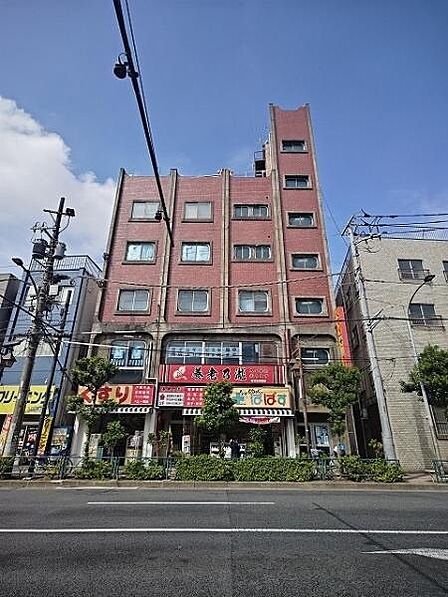 下町の情緒ある街並みに溶け込むレトロな外観♪