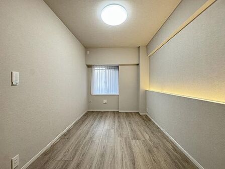 【洋室／約6.0帖】グレージュの壁紙クロスを採用し、全体的に落ち着きのある心地の良い空間となっております！