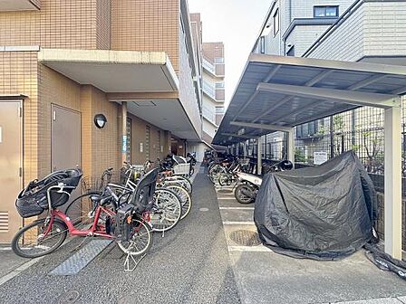 マンション西側にある自転車置き場！自転車は整然と並び、管理の良さや住人の方々のマナーの良さが伺えます！