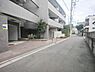 外観：マンション前の道路は交通量が少なく安心です♪