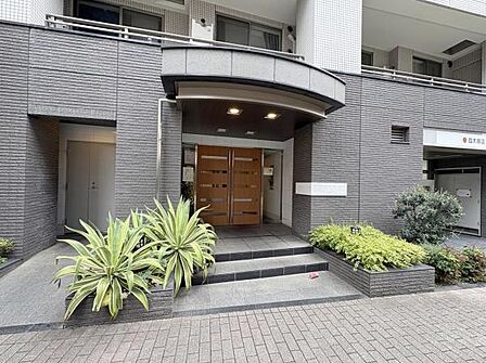 エントランス　緑に囲まれたエントランス　来訪者を温かく迎えます