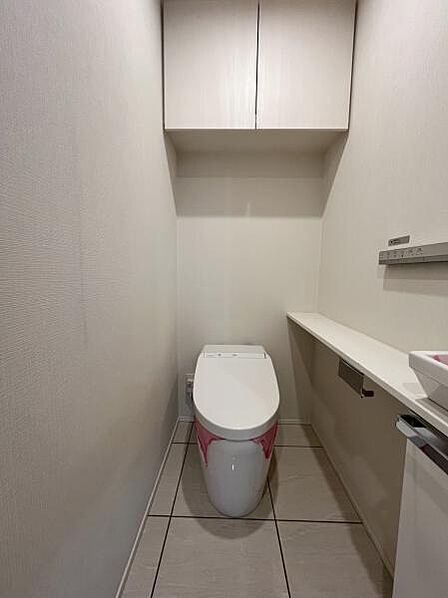 トイレ　タンクレストイレ 清潔感あるトイレスペースです。