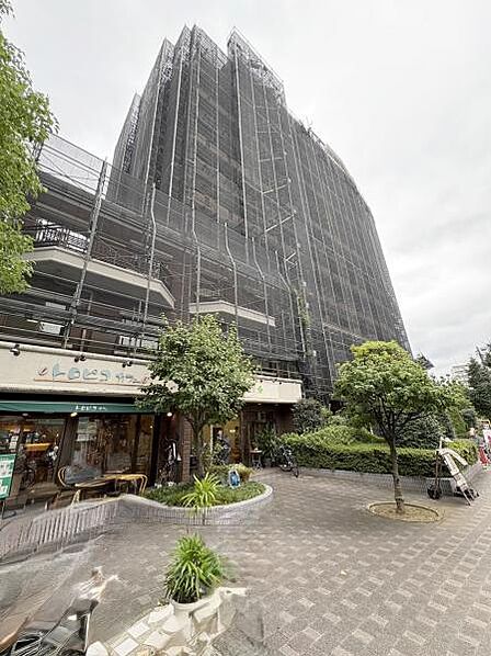 外観　大規模修繕工事中