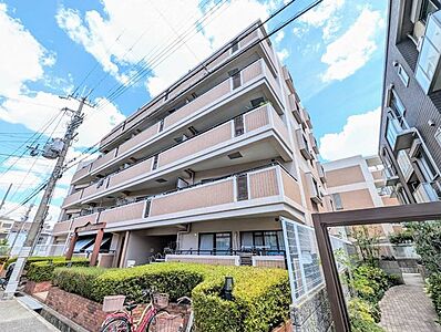 外観：住宅街に佇む低層階マンション