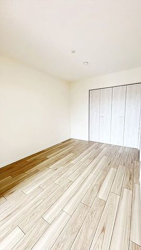 ゆとりある広さの洋室は、ソファなどの家具を自由に配置できる、くつろぎの空間となっています。