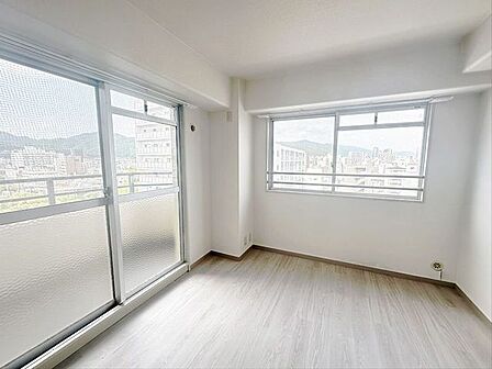日差しがたっぷり！心地よい休日を過ごすリビング。