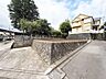 外観：東南角地、日当たりの良い敷地です。