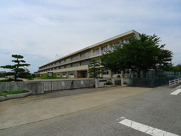 画像23:小学校「伊勢崎市立あずま南小学校まで1600m」
