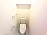 トイレ：温水洗浄便座付きトイレです。