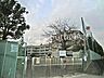 周辺：横浜市立/日野小学校 徒歩9分。広々とした校庭や落ち着いた雰囲気の校舎が魅力の小学校。友達と楽しく過ごす日々の中で、学びと心の成長が自然と育まれていきます。 700m