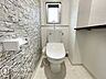 トイレ：落ち着いたデザインの壁紙が印象的なトイレは、小窓から自然光が入る明るい空間です。