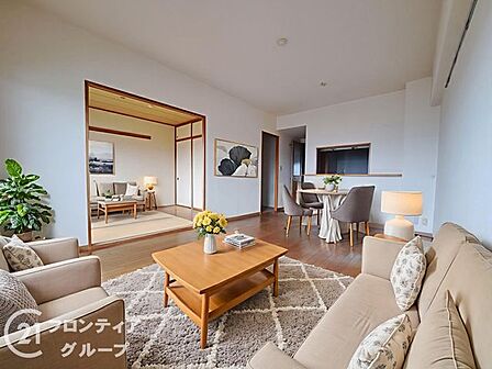 【家具設置イメージ】リビング横には6帖の和室があります◎客間や子どもの遊び場、昼寝スペースなど用途多彩。リビングと隣接しているため、家族が自然に集まりやすく、コミュニケーションも活発になります。