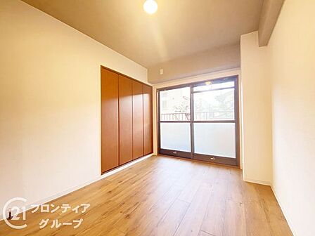 落ち着いた雰囲気の主寝室です。しっかりと広さが確保されており、大型のベッドを配置してもゆとりある空間でお休みいただけます。
