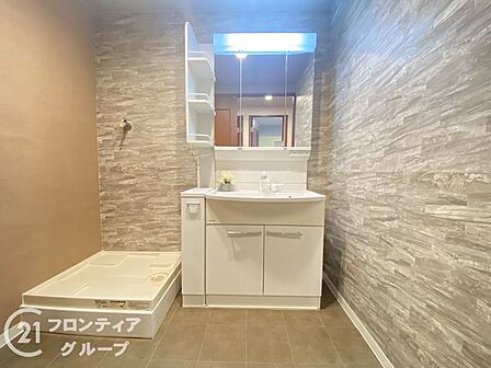 清潔感あふれる独立洗面化粧台です。使い勝手の良い大きな鏡と収納を備えており、毎朝の身支度もスムーズ&快適におこなえます。