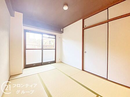 心がホッと和む5.5帖の和室スペースです。畳表替済みで気持ちよく、客間やお子様の遊ぶスペース、お昼寝の場所としても大活躍します。