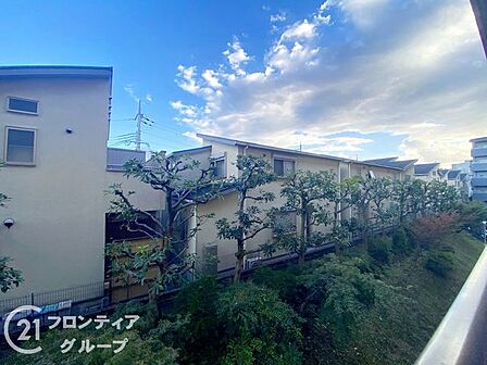 バルコニーからの眺望です。前面に遮るものがなく解放感たっぷりで、心地よい青空を見渡しながら日常の換気も気持ちよくおこなえます。