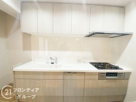 明るく清潔感あふれる快適なキッチン空間です。調理スペースにゆとりがあり、毎日の料理も手際よくこなせます。家族の笑顔が広がる素敵な空間に仕上げました。