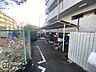 その他：屋根付きの明るい駐輪場スペースです。整然と区画整理されており、自転車を安全に駐輪できます。日々の通勤・通学、お買い物などで自転車を利用されるご家族にも大変便利な環境が整っています。