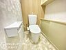 トイレ：清潔感漂う快適なトイレ空間です。温水洗浄便座などの便利な機能を搭載し、日々の使いやすさにこだわりました。上部には収納も用意されており、トイレットペーパーなどの備品もすっきり片付きます。