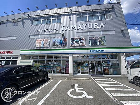 徒歩約7分の場所にある「ファミリーマート南中振三丁目店」。ちょっとした買い出しや急なお買い物、各種お手続きなど、日常生活の様々なシーンで便利に活用していただけます 520m