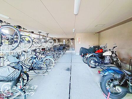 大切な愛車を雨風から守る屋根付きの駐輪スペースを用意しました。大型のバイクも余裕をもって置ける広々とした設計で、出し入れの際もスムーズで快適な使い心地を実感していただけます