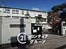 周辺：枚方市立津田小学校 お子様の足でも無理なく通える徒歩11分の距離にある小学校です　毎日の登下校が楽しみになるような、明るく開放的な雰囲気が漂っています 840m