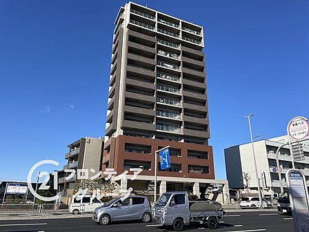 高級感漂うマンション外観は、住む人に誇りを与える空間で、日々の生活を豊かにします。上質な素材を使用したデザインが魅力で、住む人に特別なひとときを提供します