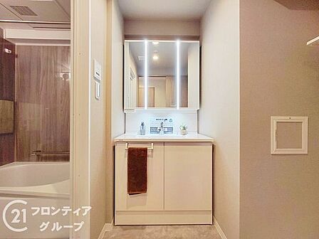 三面鏡裏収納を備えた清潔感のある洗面化粧台。朝の身支度もスムーズに行える機能的なデザインです。