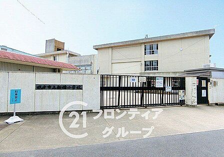 枚方市立船橋小学校 お子様の通学も安心な徒歩4分の船橋小学校!通学路も短く交通量に配慮された環境なので、毎日元気に登校するお子様の姿を優しく見守りながら、ゆとりある朝の時間を過ごせますね! 260m
