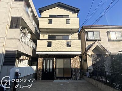 外観:シンプルでありながらも、どこかモダンさを感じさせる外観。長年愛されてきた、安定感のある住まいです。 外観:シンプルでありながらも、どこかモダンさを感じさせる外観。長年愛されてきた、安定感のある住まいです。