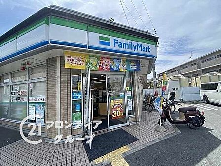 ちょっとしたお買い物や急な買い出しにも便利な「ファミリーマート枚方大橋店」。24時間いつでも立ち寄れる距離にあり、日々の暮らしの快適さを高めてくれます。 720m