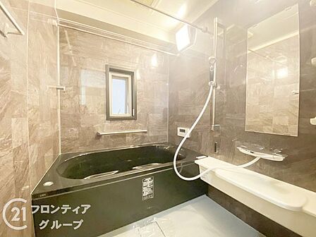 給湯器リモコンの設置あり！追い炊きが簡単なので、いつでも楽に入浴できます。きれいな浴室で1日の疲れを癒してください