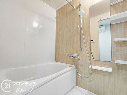 清潔感あふれるバスルームで、毎日の疲れを癒せます。明るく開放的な空間で、リフレッシュできるひとときをお楽しみください。