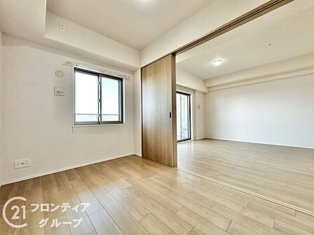 落ち着いた雰囲気が漂う寝室は、一日の疲れを癒やすのに最適な場所です。プライバシーに配慮された設計により、静寂の中で深い眠りと安らぎを実感できます